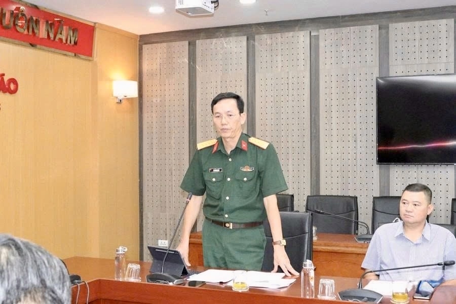 Đại tá Vũ Thành Minh, Phó Cục trưởng Cục Dân vận, Tổng cục Chính trị Quân đội phát biểu tại cuộc họp