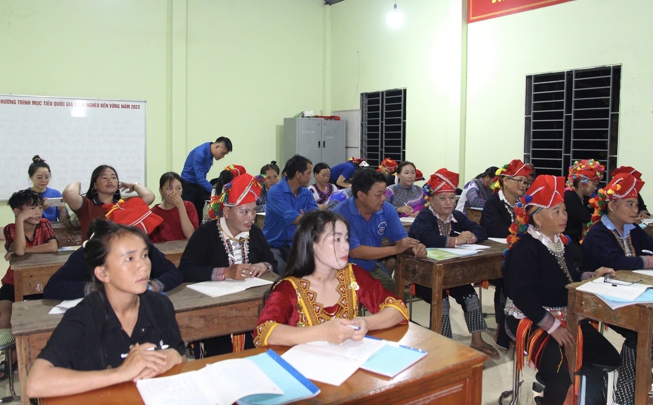Lớp học xóa mù chữ tại xã Bảo Hà (Lào Cai) sáng đèn mỗi tối, nơi đồng bào dân tộc thiểu số kiên trì học tập, từng bước nâng cao dân trí và mở ra cơ hội phát triển cho bản thân, gia đình và cộng đồng