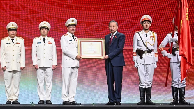 Tổng Bí thư, Chủ tịch nước Tô Lâm trao Huân chương Sao Vàng tặng lực lượng An ninh nhân dân. (Ảnh: Duy Linh)