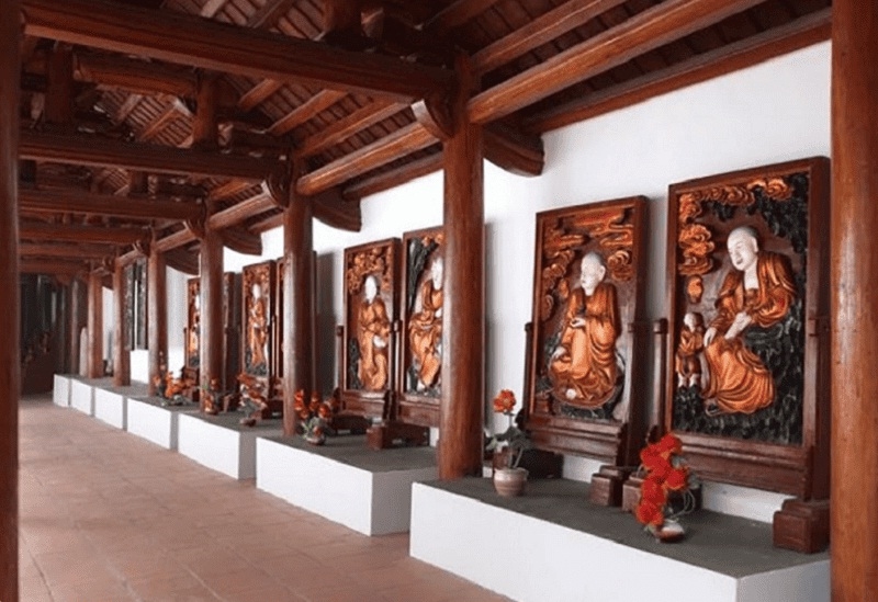 Mỗi vị la hán ở hai dãy hành lang hai bên thượng điện được chạm khắc trên gỗ là một tác phẩm nghệ thuật độc đáo