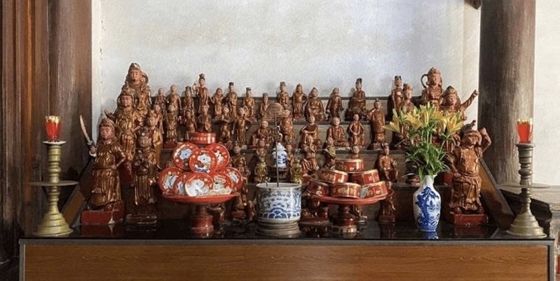 Trong chùa còn lưu giữ nhiều pho tượng cổ bằng đất nung
