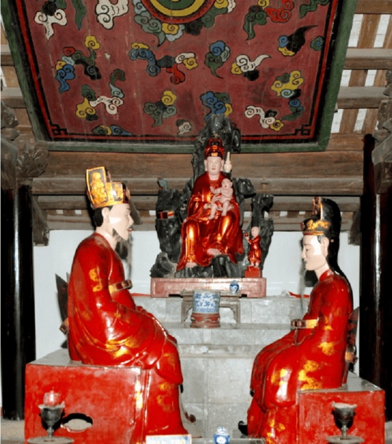 Tượng Quan Âm Tống Tử là tượng Đô đốc Đặng Tiến Đông, một tướng lĩnh Tây Sơn