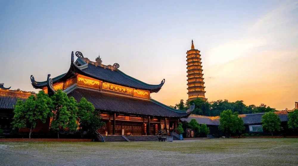 Bai Dinh Pagoda - Trang An (Ninh Binh province) is a prime example of combining spiritual and ecological tourism