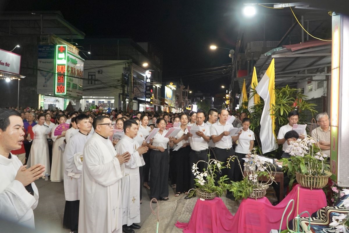 Trong buổi lễ, những lời kinh nguyện, các bài thánh ca hòa cùng tiếng kèn, nhịp trống tạo nên một bầu khí thiêng liêng và sốt sắng