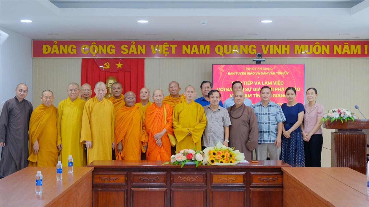 Ban Trị sự Giáo hội Phật giáo Việt Nam tỉnh An Giang thăm, báo cáo kết quả Đại hội tại Ban Tuyên giáo và Dân vận Tỉnh ủy An Giang