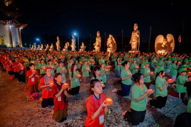 Trại sinh thực hiện nghi thức thắp nến cầu nguyện hòa bình, lan tỏa lòng yêu thương