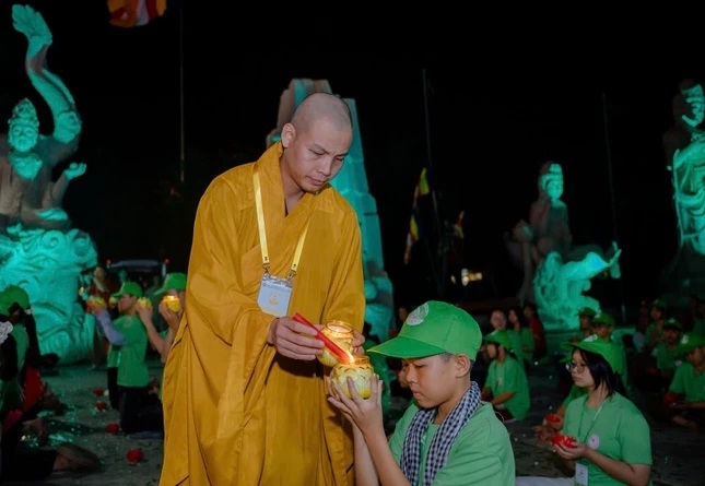 Chư tôn đức cùng 3.500 trại sinh và tình nguyện viên trang nghiêm thực hiện nghi thức thắp nến cầu nguyện
