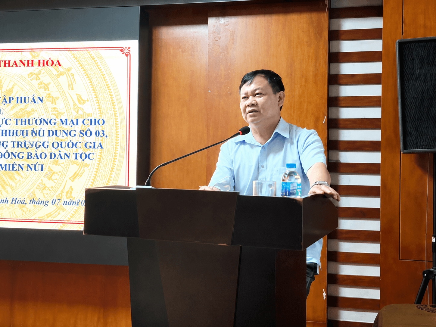 Ông Lê Minh Hành, Phó Giám đốc Sở Dân tộc và Tôn giáo tỉnh Thanh Hóa phát biểu tại Hội nghị tập huấn dành cho các hộ sản xuất, kinh doanh vùng đồng bào dân tộc thiểu số và miền núi