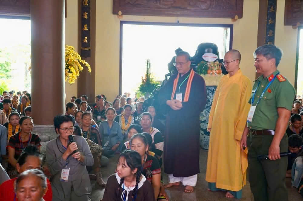 Các tu sinh trao đổi với báo cáo viên tại chương trình tuyên truyền, phổ biến pháp luật về phòng, chống ma túy và bảo đảm an ninh tôn giáo, tín ngưỡng tổ chức tại chùa Linh Ứng - Bãi Bụt