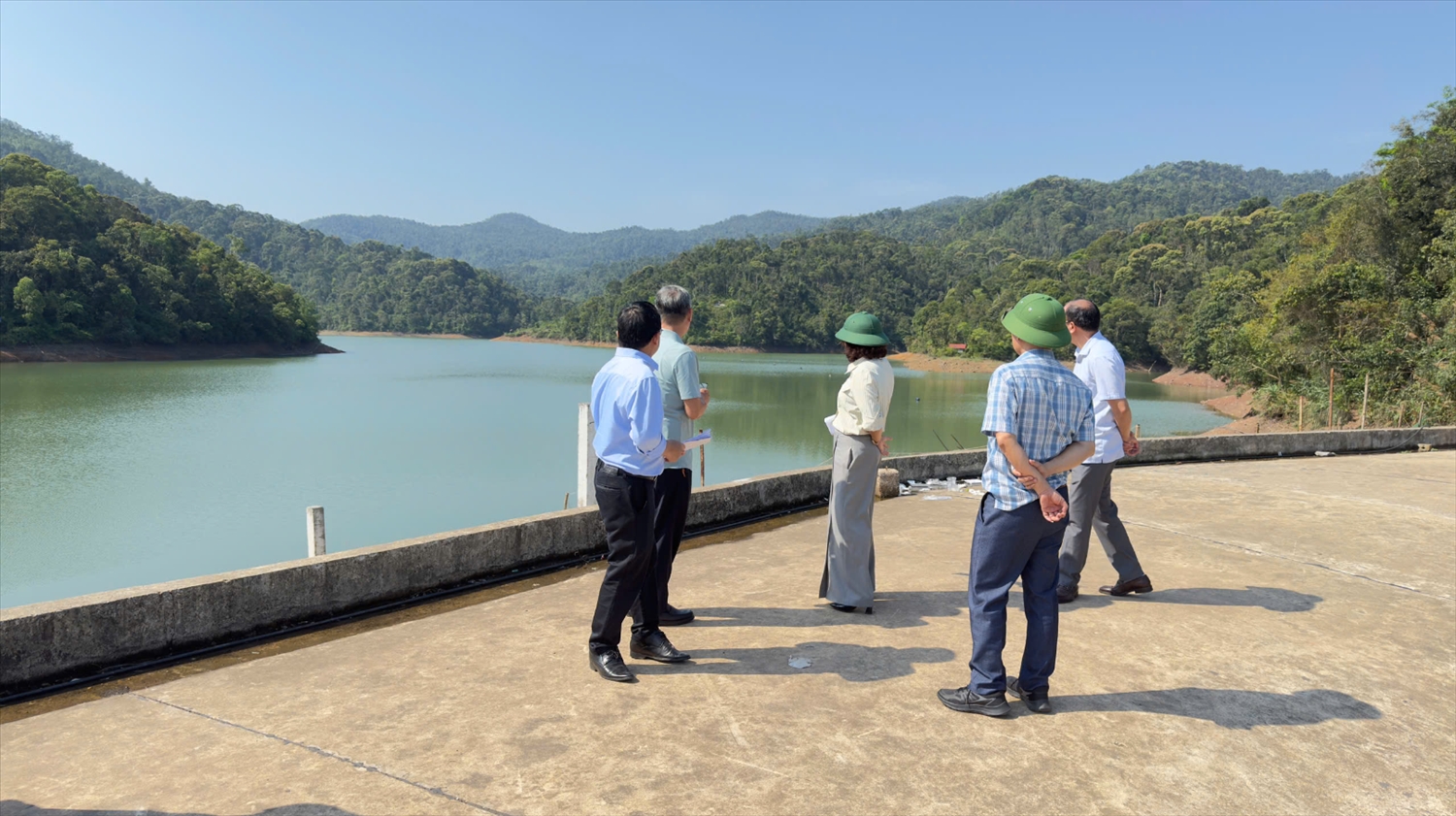 Đoàn công tác liên ngành khảo sát nguồn nước và địa điểm xây dựng công trình nước sạch tập trung tại xã Dương Hưu, tỉnh Bắc Ninh