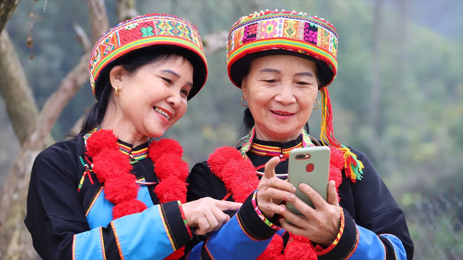 Đồng bào người dân tộc Dao sử dụng điện thoại thông minh truy cập Internet băng thông rộng không dây 4G ngay tại trung tâm xóm