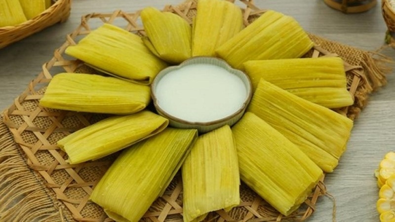 Bánh ngô hấp nước cốt dừa dẻo thơm, nóng hổi có vị ngọt ngào, thơm lừng của ngô