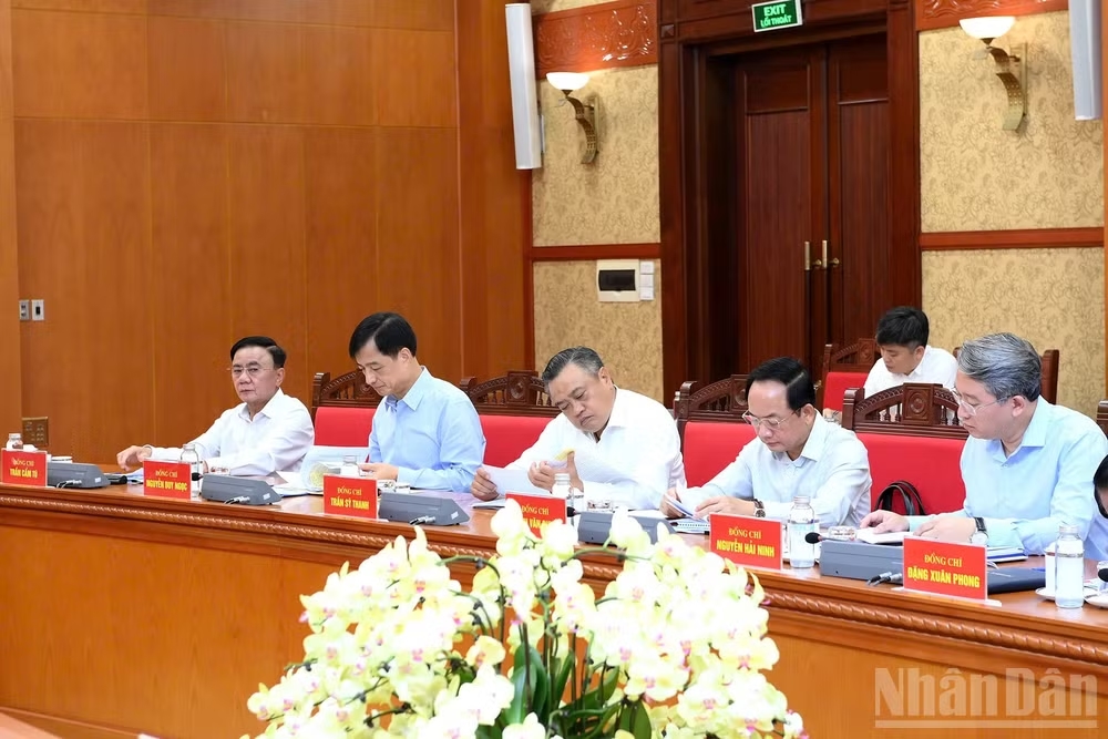 Thường trực Ban Bí thư Trần Cẩm Tú và các đồng chí lãnh đạo tham dự phiên họp. (Ảnh: ĐĂNG KHOA)