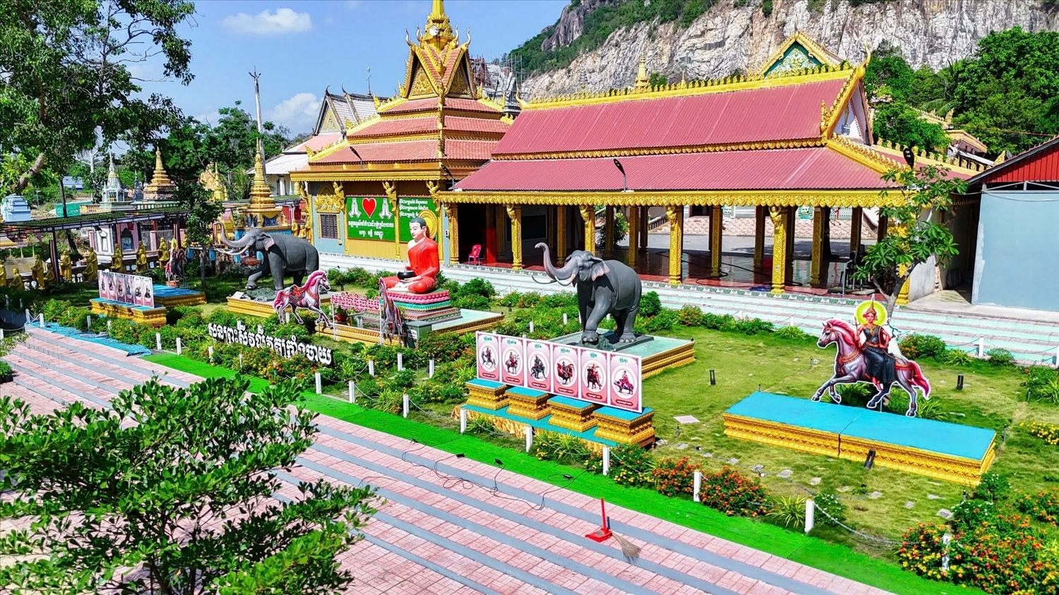 Trong khuôn viên chùa Krăng Chay, những lớp học tin học miễn phí đều đặn sáng đèn vào mỗi dịp cuối tuần