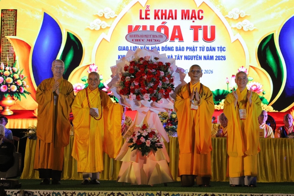 Chư tôn đức Ban Hướng dẫn Phật tử Trung ương Giáo hội Phật giáo Việt Nam tặng hoa chúc mừng