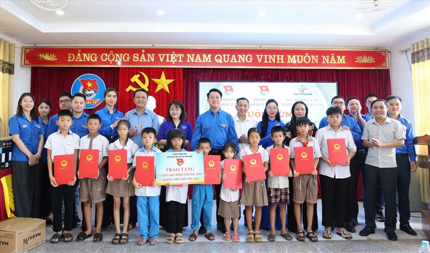 Đoàn Bộ Dân tộc và Tôn giáo và Đoàn Sở Giao dịch Chứng khoán Hà Nội trao tặng những suất học bổng cho trẻ em nghèo vượt khó trên địa bàn xã Lộc Hà