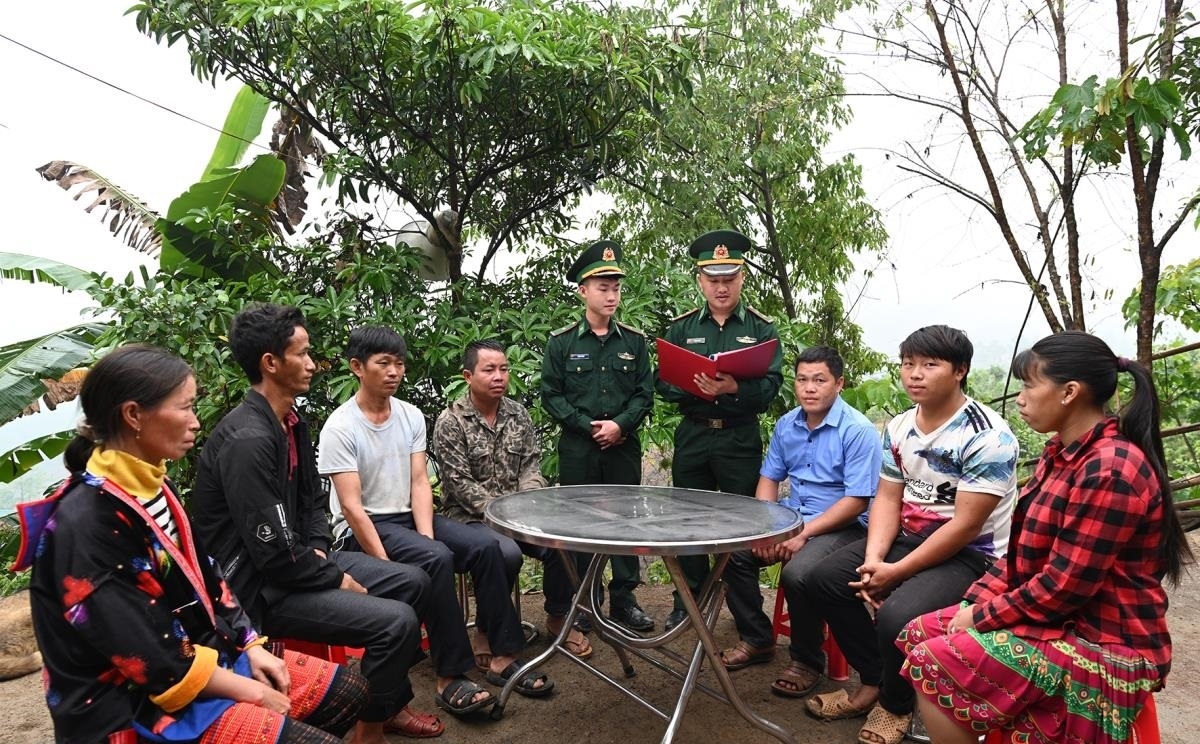Bộ đội Biên phòng tỉnh Điện Biên sử dụng song song tiếng phổ thông và tiếng dân tộc để giải thích cho bà con hiểu. Ảnh: Tạ Duy Thắng