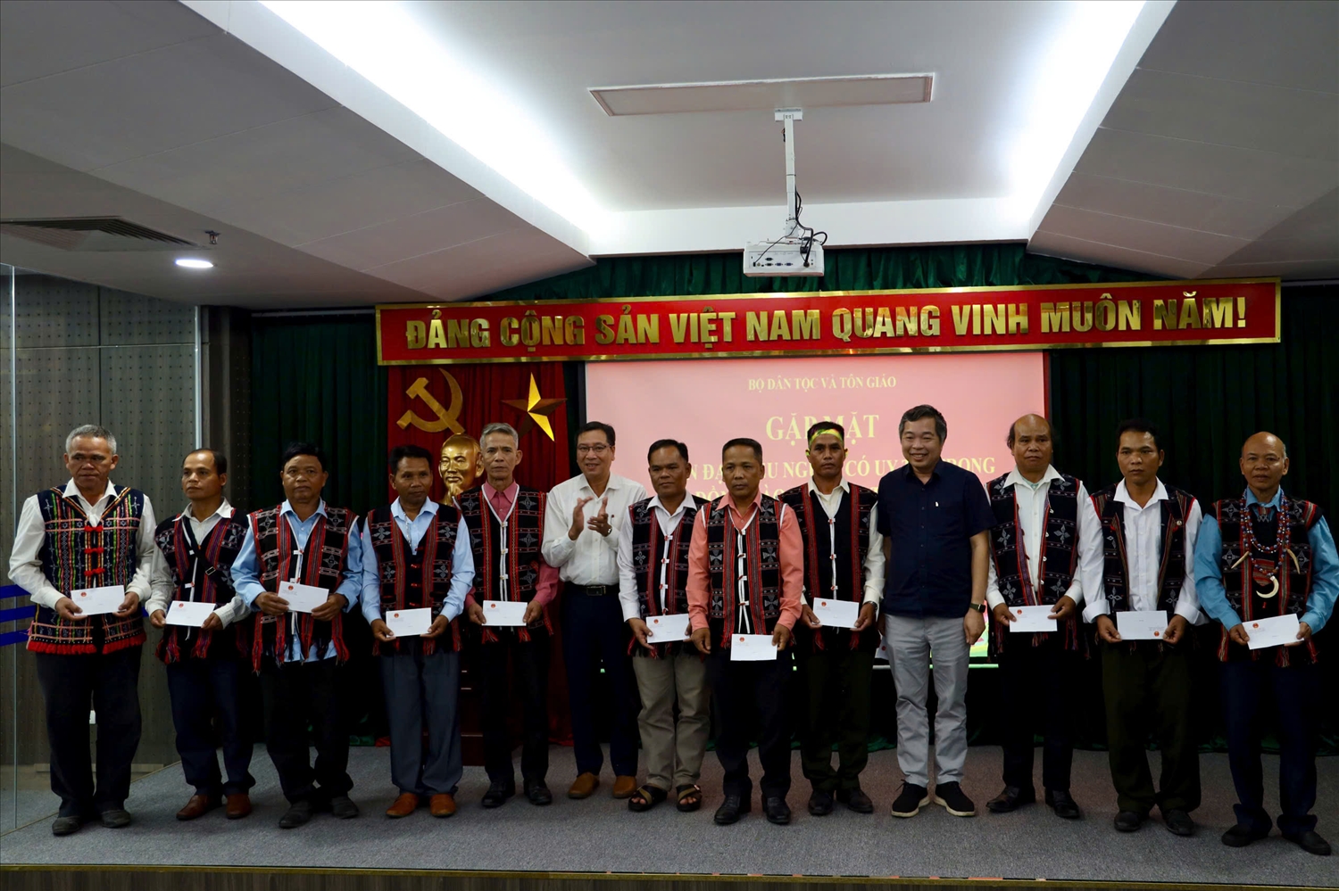 Đại diện lãnh đạo Vụ Chính sách, Bộ Dân tộc và Tôn giáo và đại diện Sở Dân tộc và Tôn giáo thành phố Đà Nẵng trao quà của Bộ Dân tộc và Tôn giáo cho người có uy tín trong đồng bào dân tộc thiểu số thành phố Đà Nẵng. Ảnh: Hoàng Minh