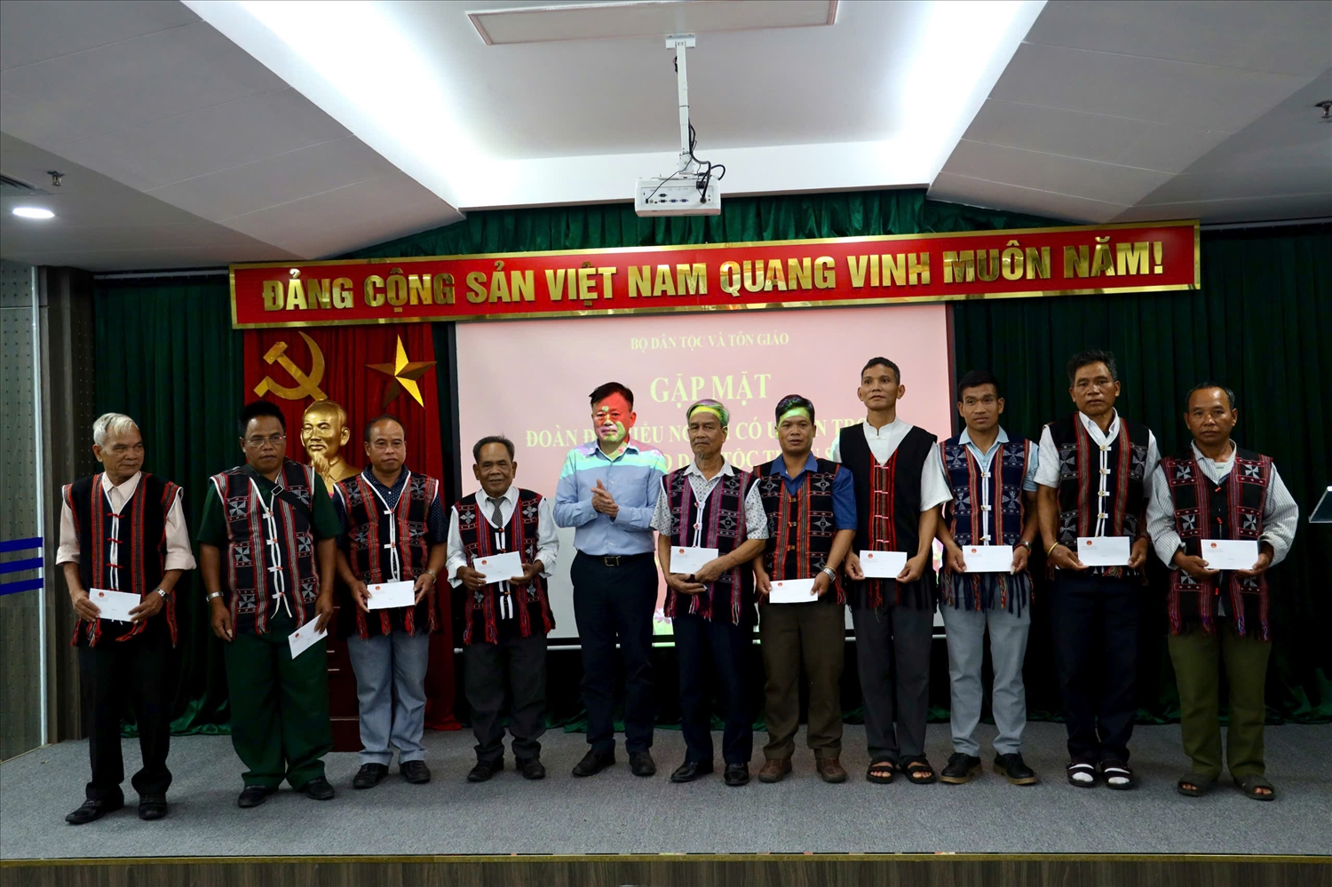 Đại diện lãnh đạo Vụ Tuyên truyền công tác dân tộc, tôn giáo trao quà của Bộ Dân tộc và Tôn giáo cho người có uy tín trong đồng bào dân tộc thiểu số thành phố Đà Nẵng. Ảnh: Hoàng Minh