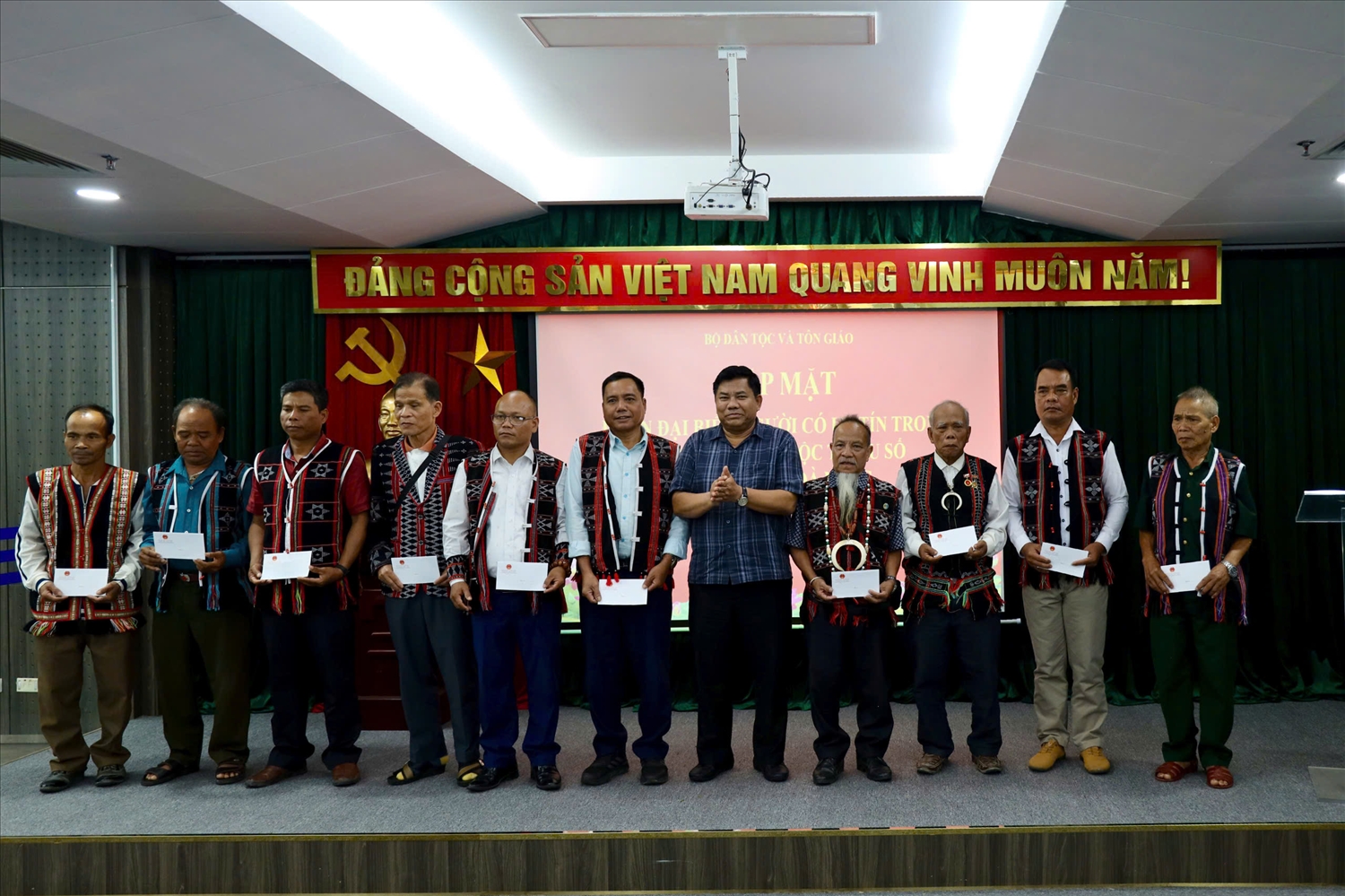 Thứ trưởng Bộ Dân tộc và Tôn giáo trao quà cho người có uy tín trong đồng bào dân tộc thiểu số thành phố Đà Nẵng. Ảnh: Hoàng Minh