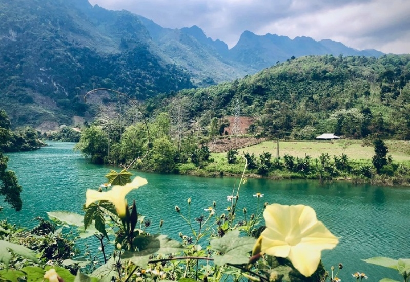 Với màu nước xanh rêu nhẹ nhàng, hòa quyện với sắc xanh của cỏ cây xung quanh, Sông Gâm như một dải lụa mềm mại tô điểm cho vẻ đẹp của miền núi