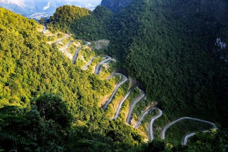 Đèo Mẻ Pia không chỉ là một thử thách cho những tay lái dạn dày kinh nghiệm, đồng thời là một bức tranh thiên nhiên tuyệt vời, là nơi lý tưởng để thưởng thức cảm giác phiêu lưu và ngắm nhìn cảnh quan kỳ vĩ của Việt Nam