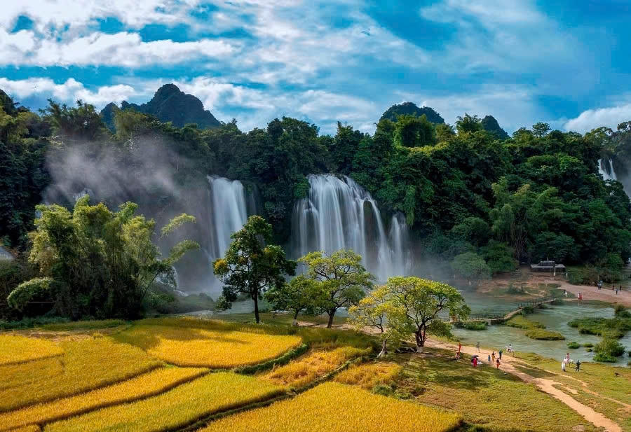 The beauty of an autumn afternoon at Ban Gioc Waterfall (Cao Bang province)