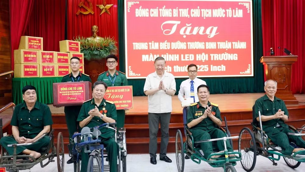 Tổng Bí thư, Chủ tịch nước Tô Lâm tặng quà cho Trung tâm Điều dưỡng thương binh Thuận Thành. (Ảnh: Thống Nhất/TTXVN)