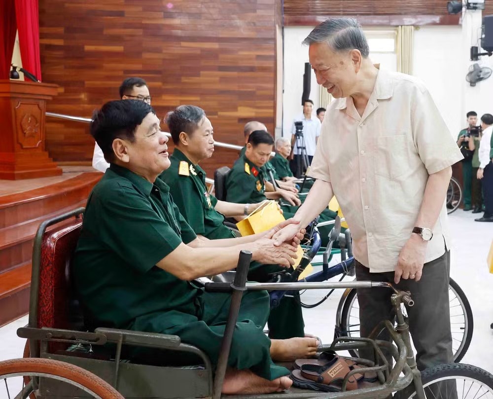 Tổng Bí thư, Chủ tịch nước Tô Lâm thăm hỏi, tặng quà các thương binh, bệnh binh. (Ảnh: Thống Nhất/TTXVN)