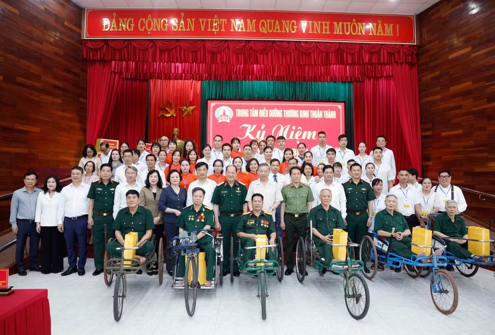 Tổng Bí thư, Chủ tịch nước Tô Lâm và đại biểu với cán bộ và thương binh, bệnh binh tại Trung tâm Điều dưỡng thương binh Thuận Thành. (Ảnh: Thống Nhất/TTXVN)