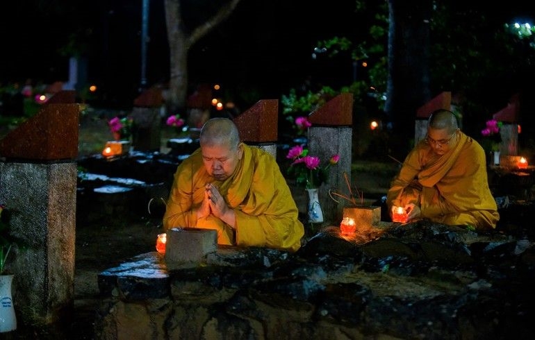 Tăng, ni thăm viếng, cầu nguyện tại Nghĩa trang Liệt sĩ Hàng Dương (Côn Đảo)