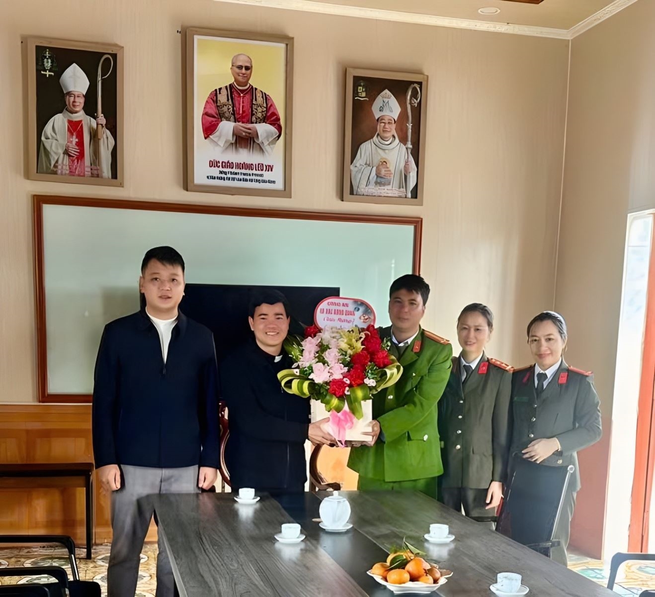 Công an xã Bắc Đông Quan, tỉnh Hưng Yên thăm, chúc mừng cơ sở Công giáo trên địa bàn, góp phần tăng cường mối quan hệ gắn bó, phối hợp bảo đảm an ninh, trật tự