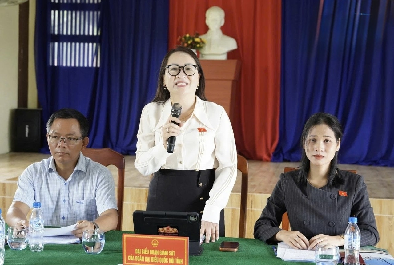 Bà Hà Thị Anh Thư - Phó Trưởng đoàn ĐBQH chuyên trách tỉnh phát biểu tại buổi làm việc với xã Ba Động