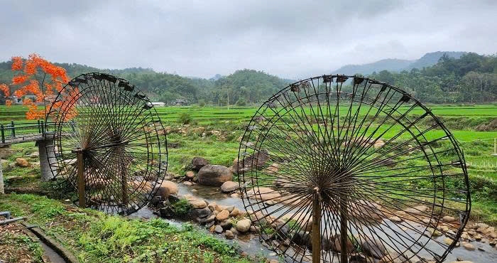 Những guồng nước truyền thống giữa cánh đồng và dòng suối góp phần tạo nên nét đặc trưng trong không gian du lịch cộng đồng bản Ngày, xã Văn Phú, tỉnh Thanh Hóa