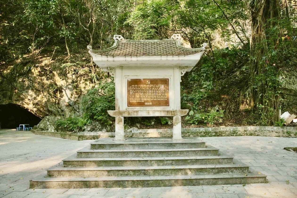 Bia di tích trong quần thể chùa Trầm - núi Trầm ghi nhận giá trị lịch sử, văn hóa của di tích, được Nhà nước xếp hạng Di tích lịch sử và danh lam thắng cảnh cấp quốc gia từ năm 1962