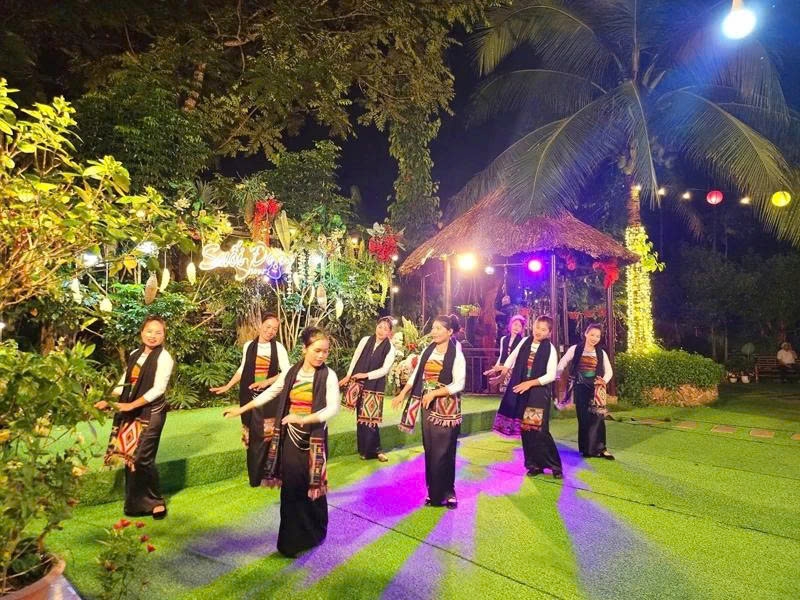 Không gian văn nghệ truyền thống tại bản Ngày mang đến cho du khách những trải nghiệm gần gũi về đời sống văn hóa của đồng bào dân tộc Thái