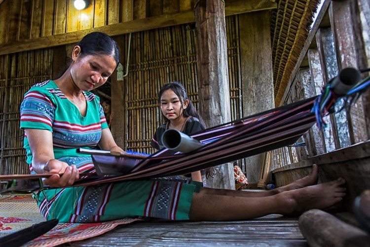 Sắc màu thổ cẩm của người làng Teng không chỉ đáp ứng nhu cầu trang phục, đồng thời đang trên đường chinh phục du khách trong và ngoài tỉnh khi về thăm vùng quê cách mạng, vùng quê Ba Tơ anh hùng