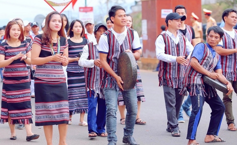 Thời gian gần đây, mô hình phát triển du lịch cộng đồng ở các xã Ba Động, Ba Tơ,… (tỉnh Quảng Ngãi) được tổ chức với nhiều hoạt động, trong đó có trình diễn các công đoạn dệt thổ cẩm của người Hrê