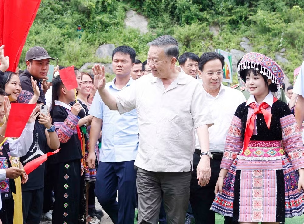 Tổng Bí thư, Chủ tịch nước Tô Lâm cùng Đoàn công tác của Trung ương đã đến dự Ngày hội toàn dân bảo vệ an ninh Tổ quốc tại bản Lóng Luông, xã Vân Hồ, tỉnh Sơn La.