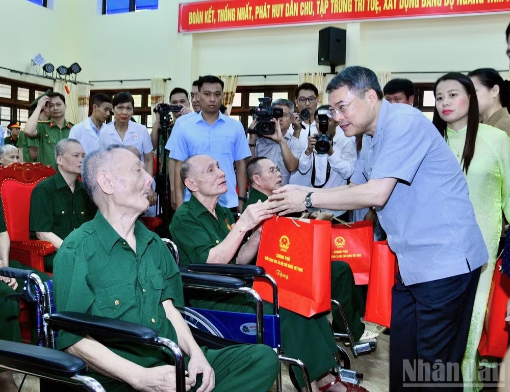 Thủ tướng Chính phủ Lê Minh Hưng ân cần thăm hỏi, tặng quà cho các bác thương binh đang điều trị tại Trung tâm Điều dưỡng thương binh Kim Bảng. (Ảnh: Thanh Giang)