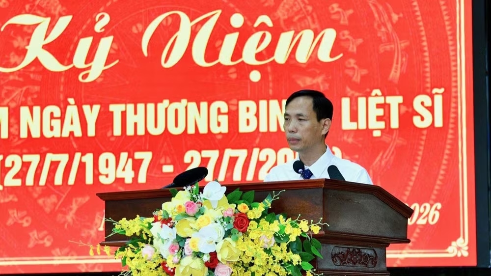 Lãnh đạo Trung tâm Điều dưỡng thương binh Kim Bảng báo cáo Thủ tướng Chính phủ về hoạt động của Trung tâm. (Ảnh: Thanh Giang)
