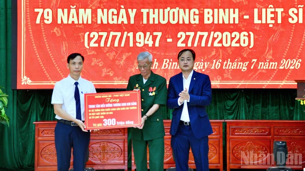 Lãnh đạo Ngân hàng Agribank tặng quà trị giá 300 triệu đồng cho Trung tâm Điều dưỡng thương binh Kim Bảng. (Ảnh: Thanh Giang)