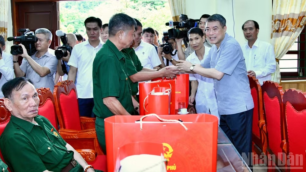 Thủ tướng Chính phủ Lê Minh Hưng tặng quà tri ân các thương binh đang điều trị tại Trung tâm Điều dưỡng thương binh Kim Bảng. (Ảnh: Thanh Giang)