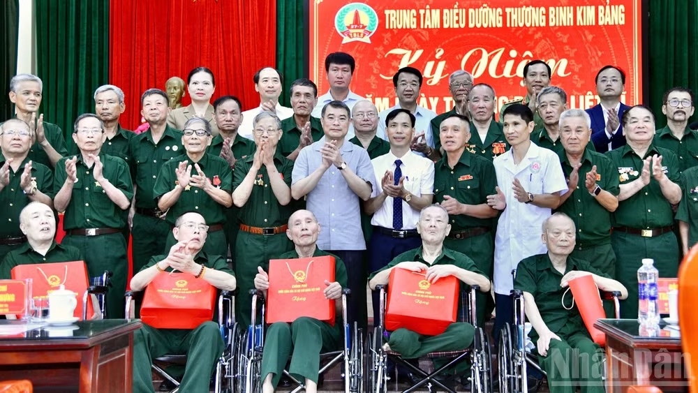 Thủ tướng Chính phủ Lê Minh Hưng với các đồng chí thương binh đang điều trị tại Trung tâm Điều dưỡng thương binh Kim Bảng. (Ảnh: Thanh Giang)