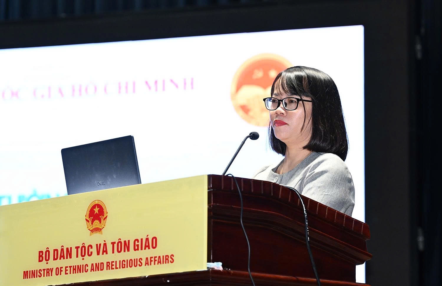 TS. Lê Thị Chiên - Phó Vụ trưởng Vụ Quản lý khoa học, Chánh Văn phòng Ban Chỉ đạo 35 Học viện Chính trị quốc gia Hồ Chí Minh, thành viên Tổ Thư ký giúp việc Ban Chỉ đạo 35 Trung ương, báo cáo chuyên đề tại Hội nghị