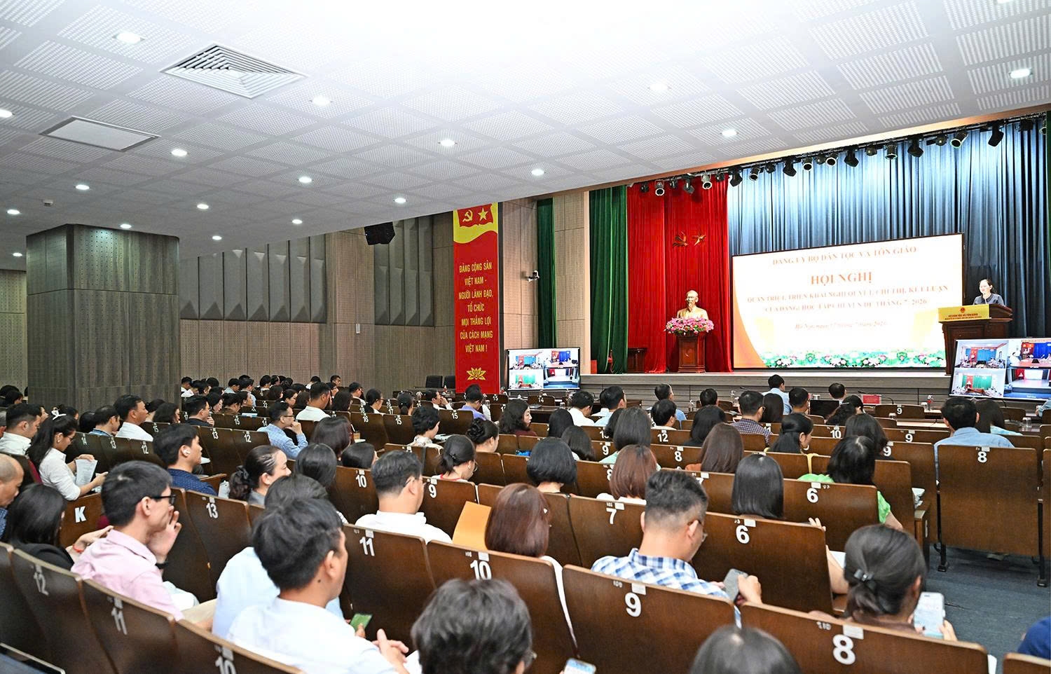 Toàn cảnh Hội nghị quán triệt, triển khai các nghị quyết, chỉ thị, kết luận của Đảng và sinh hoạt chuyên đề tháng 7/2026 được Đảng ủy Bộ Dân tộc và Tôn giáo tổ chức theo hình thức trực tiếp kết hợp trực tuyến được kết nối từ trụ sở Bộ tới các bộ phận tại Đắk Lắk, Cần Thơ và Thành phố Hồ Chí Minh