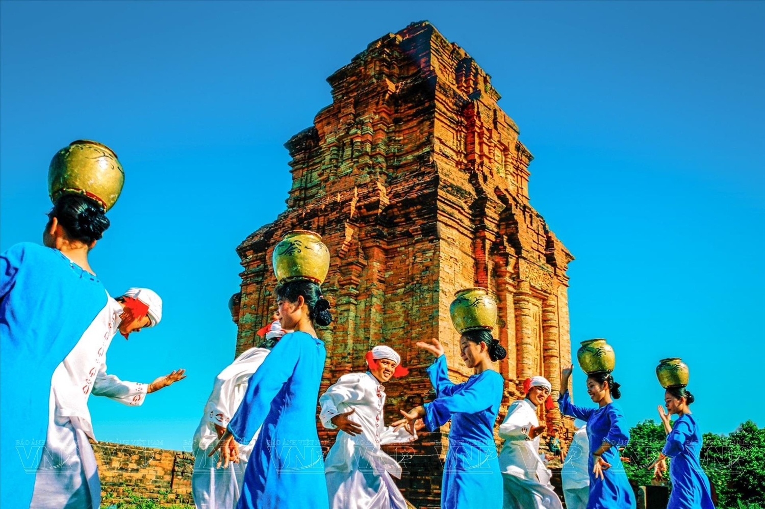 Nghi lễ của người Chăm mang đậm màu sắc tâm linh, là sự kết hợp hài hòa giữa tôn giáo, tín ngưỡng và đời sống thường nhật