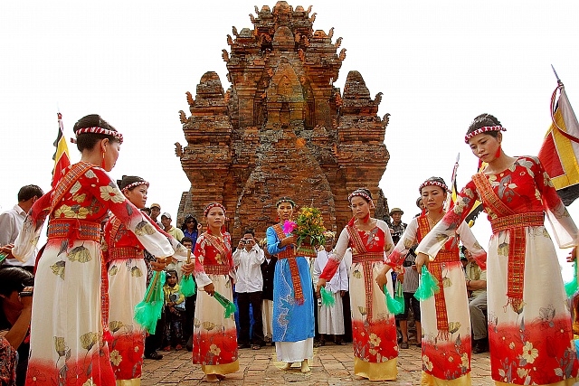 Trong dòng chảy hội nhập quốc tế, giao thoa văn hóa, các thế hệ người Chăm vẫn cố gắng gìn giữ và phát huy bản sắc văn hóa truyền thống của mình