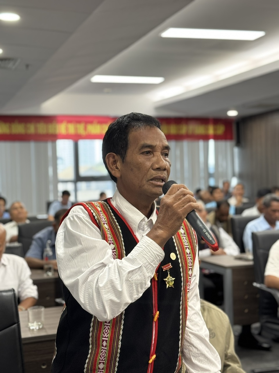 Ông K’ B’ Rôn, dân tộc Cơ-ho, Người có uy tín thôn Bồ Liêng, xã Đinh Văn Lâm Hà, tỉnh Lâm Đồng