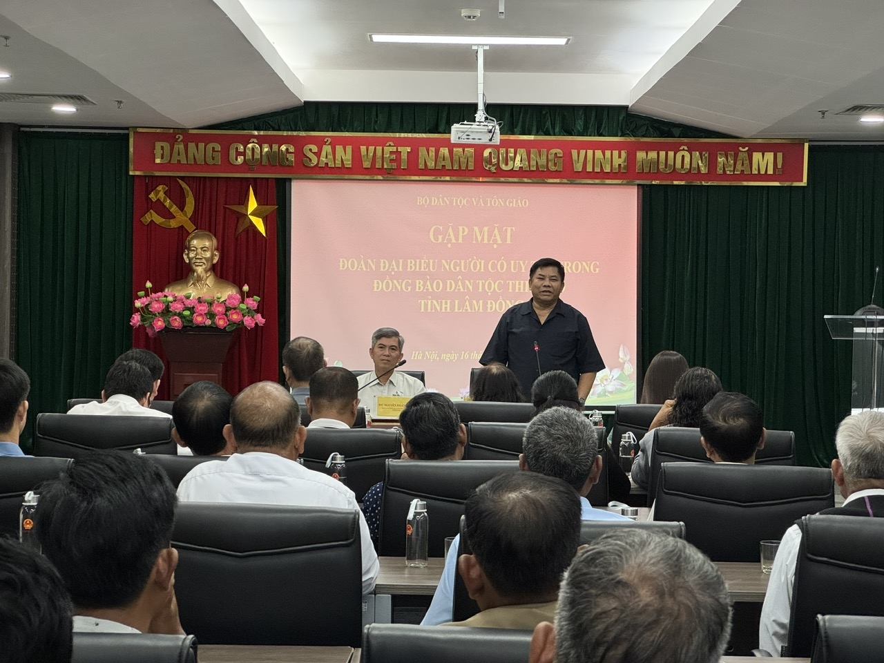 Thứ trưởng Bộ Dân tộc và Tôn giáo Y Thông chủ trì buổi gặp mặt và đón tiếp các đại biểu Người có uy tín trong đồng bào dân tộc thiểu số tỉnh Lâm Đồng